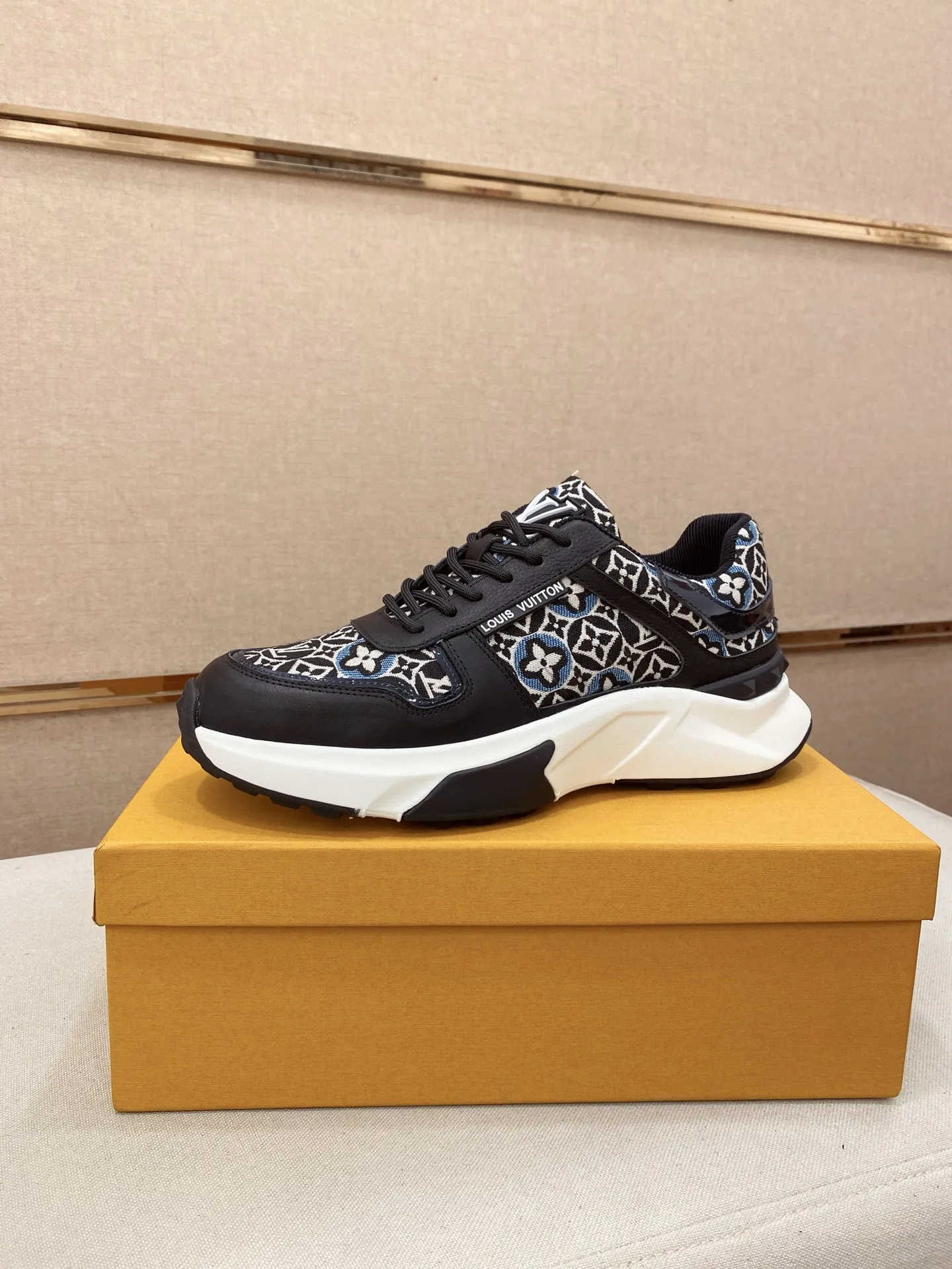 Men's shoes💰 462💰louis vuitton (Louis Vuitton/lv)🔍🔍The new counters are on sale at the same time. The uppers are imported from Italy. ️Re-engraved🇮🇹💪💪, ⚠Sole: The original sole is specially provided by the original factory, the exclusive movable molded sole is super comfortable, ⚠Original factory follow-up goods, 🔍🔍high quality, you can go in and out of the counter at will, welcome to compare⚠. Code number: 38-44 (45/46 customized, non-refundable)